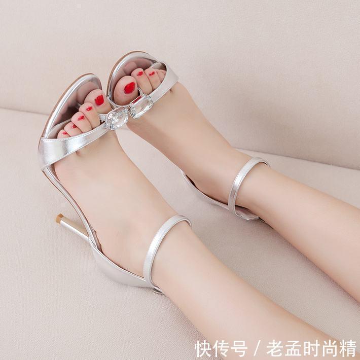 凉鞋 一字扣露趾高跟凉鞋带些甜美,更添性感之风