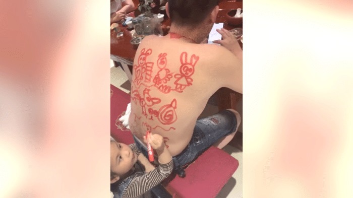 老爸|宝宝在老爸背上画画, 爸爸一动也不敢动, 网友: 这画功可以
