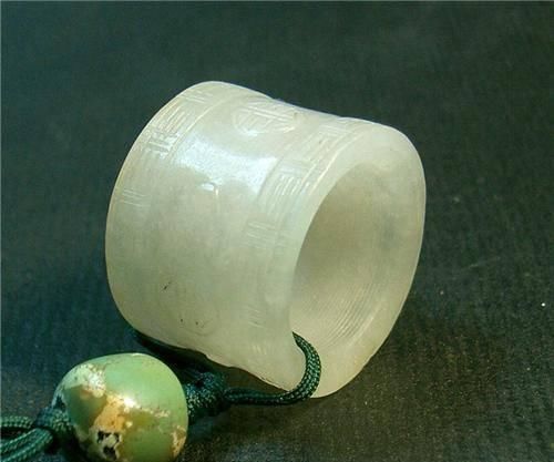 爱新觉罗|男人戴价值上亿乾隆扳指,专家呼吁给国家,男子知道我是谁吗