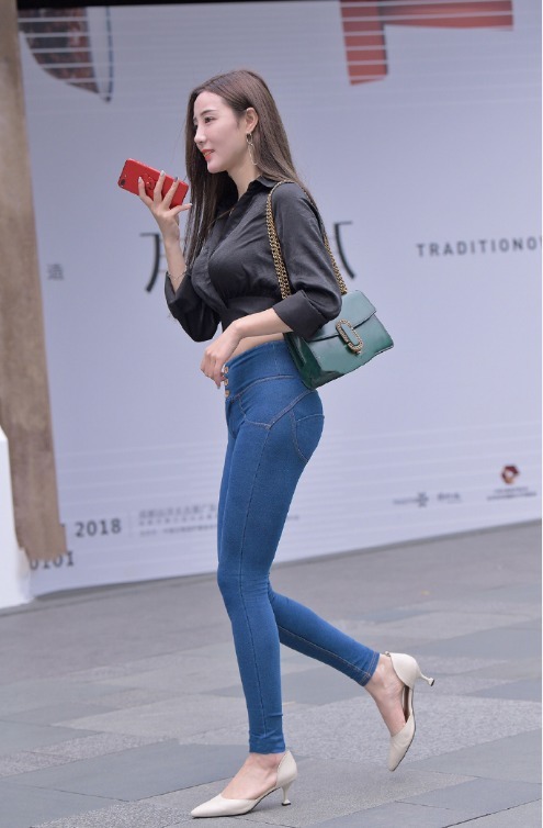 知性的时尚穿搭,短款衬衫搭配紧身牛仔裤,身材和气质一样的抢眼