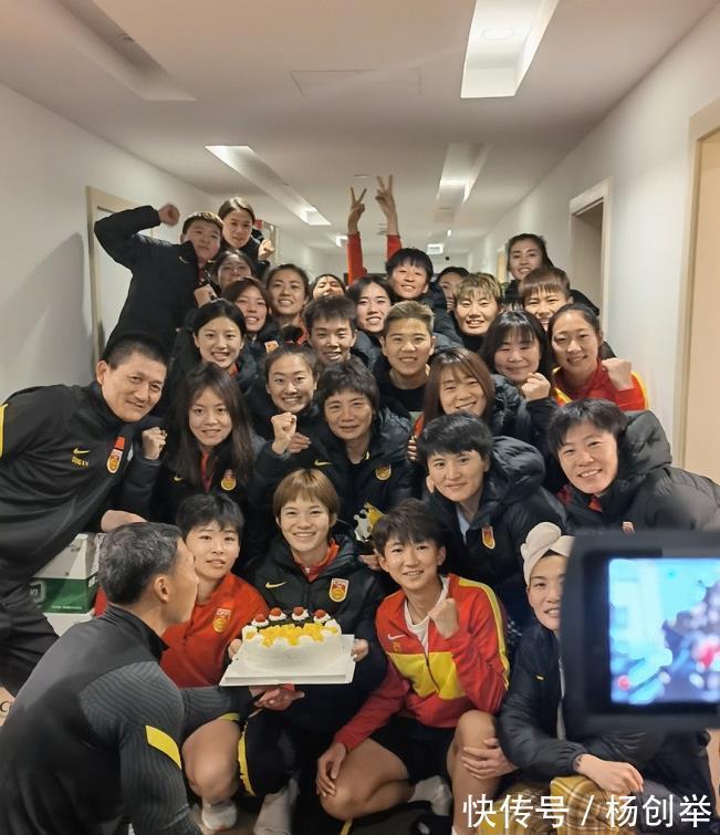 女足亚洲杯|中国女足新帅55岁生日,队长吴海燕罕见发声,1老将表态令人意外