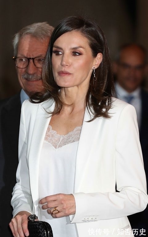 神秘戒指#莱蒂齐亚和她近几月不离手的神秘戒指:我终于知道是谁送给她的了