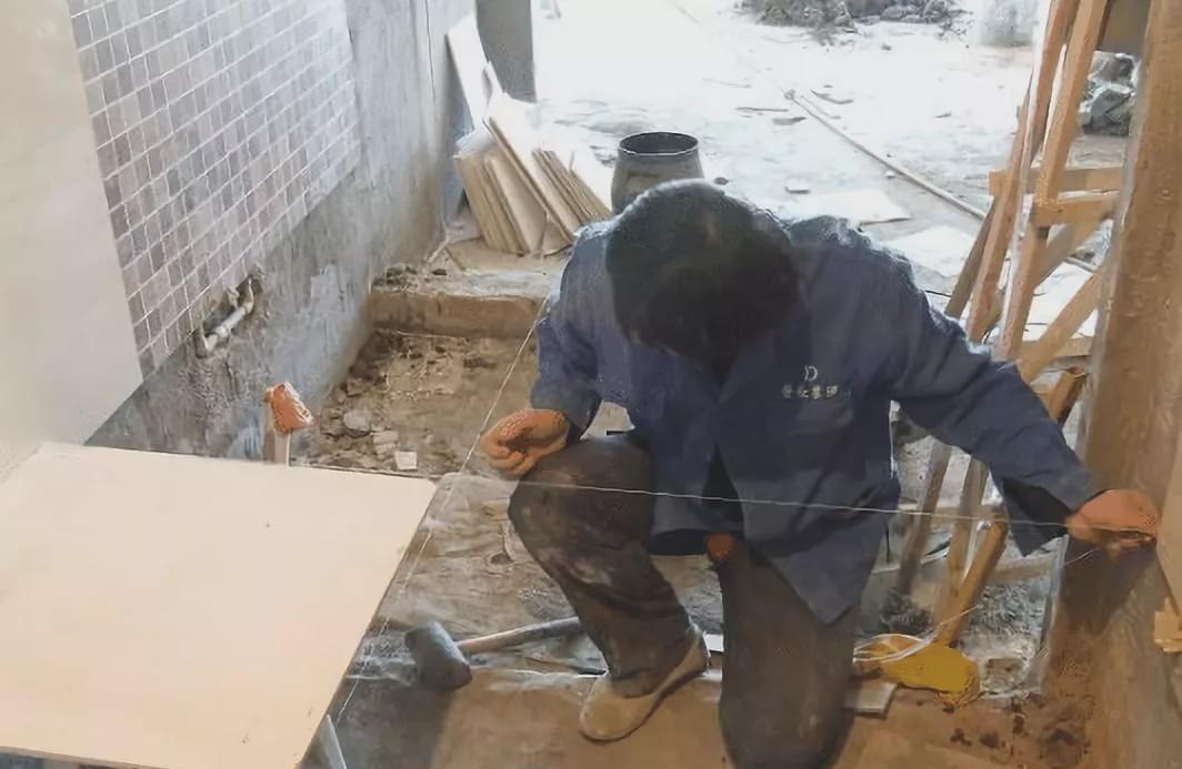 地压墙|卫生间贴砖,若发觉墙上“留白”,说明装修工靠谱,记得塞包烟!