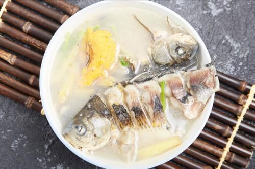 窍门|炖鱼汤时，只需掌握2窍门，炖出来颜色奶白，鲜美好喝还不腥