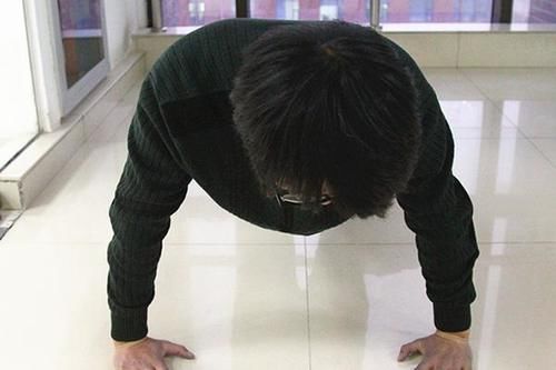 运动|男子练习俯卧撑,一天一练和隔天一练,哪个更好?每次多少合适?