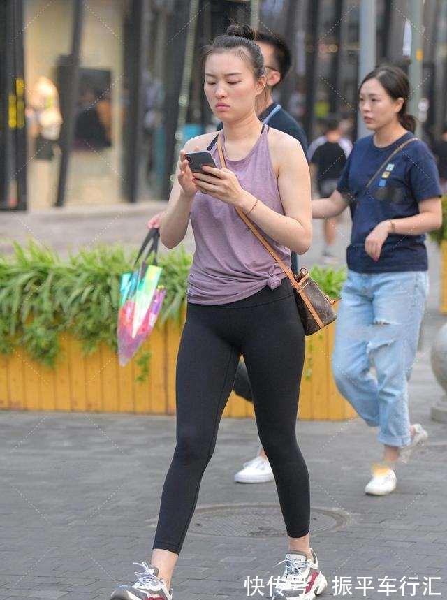 tips 靓丽闪耀的打底裤穿出别样风采,穿出时尚个性与风格,清纯自然