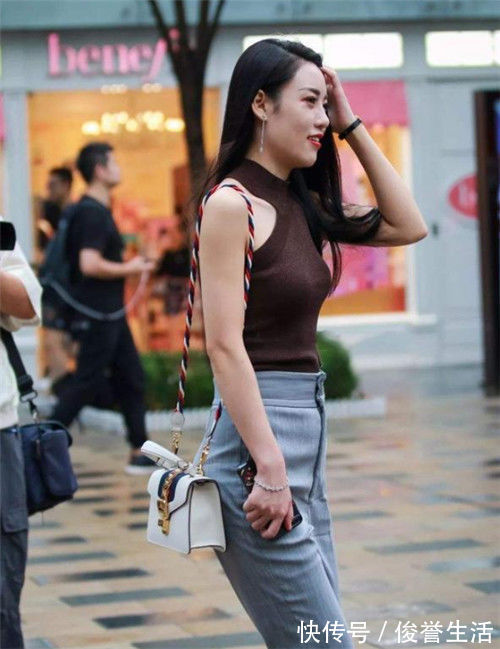 美女|街拍:美女针织背心配九分裤,长发披肩,气质出众