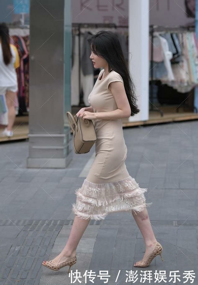 五官精致的小姐姐，杏色的修身连衣裙，知性优雅