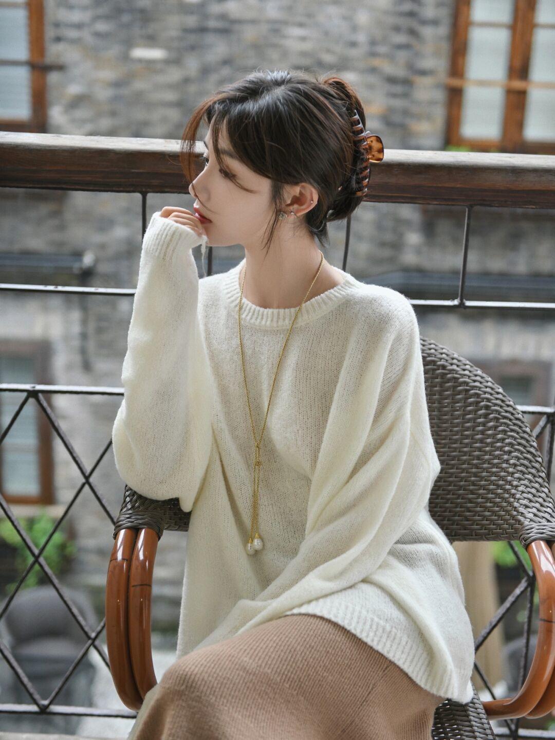 毛呢大衣|轻熟女性会穿“针织衫”更优雅,学会这几个搭配技巧,简约又洋气