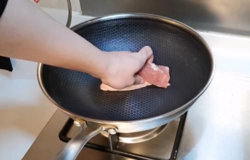 原来去猪皮毛这么简单,不用火烤不用手剃,简单一招,干净快速