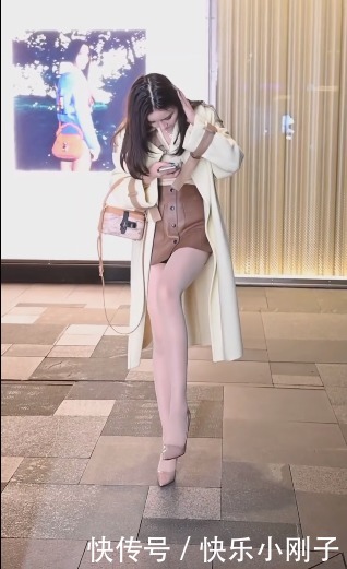 小姐姐真臭美，突然就开始秀美腿，不过是真的美