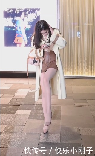 小姐姐真臭美,突然就开始秀美腿,不过是真的美