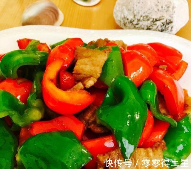 经典的家常菜青椒炒肉，清香肉香合二为一，超级下饭超美味！