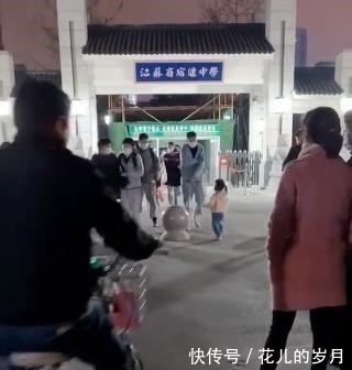 b妹妹接哥哥放学,被哥哥直接拎了起来,妹妹:我不要面子的啊?