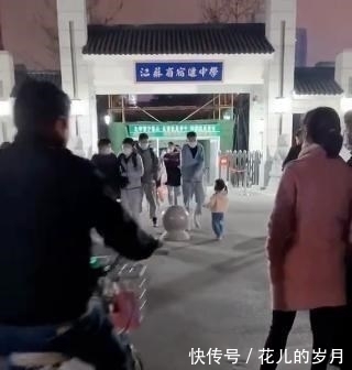 b妹妹接哥哥放学，被哥哥直接拎了起来，妹妹：我不要面子的啊？