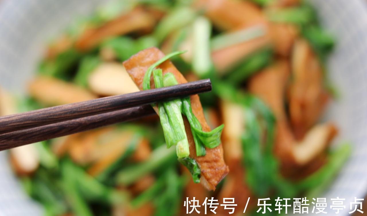 蒜苗炒豆干|蒜苗和豆干搭配，简单炒一炒，鲜美下饭，好吃又解馋