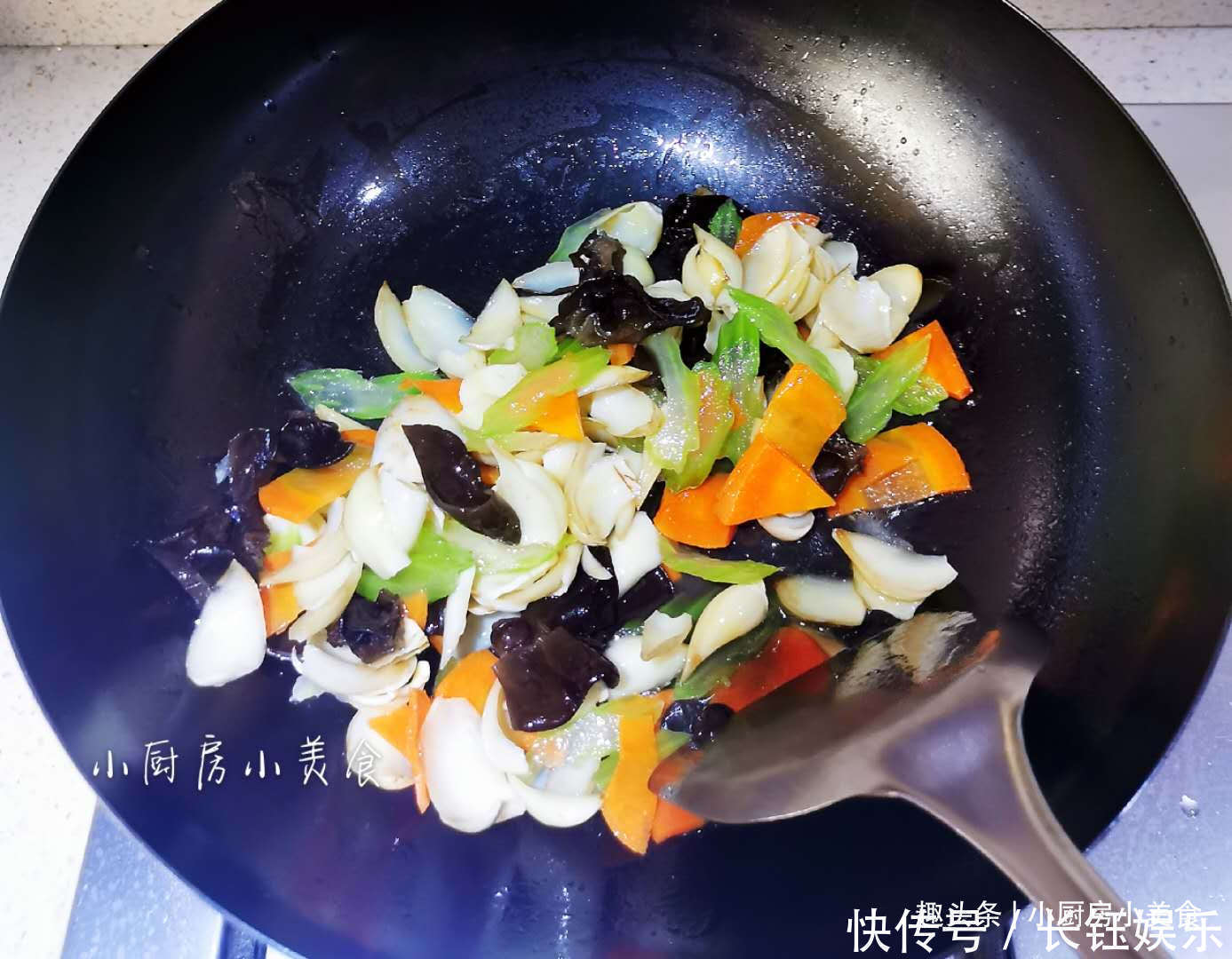 晚餐|晚餐吃素食,四种食材清炒一盘,清淡有营养,还能帮你清理肠胃