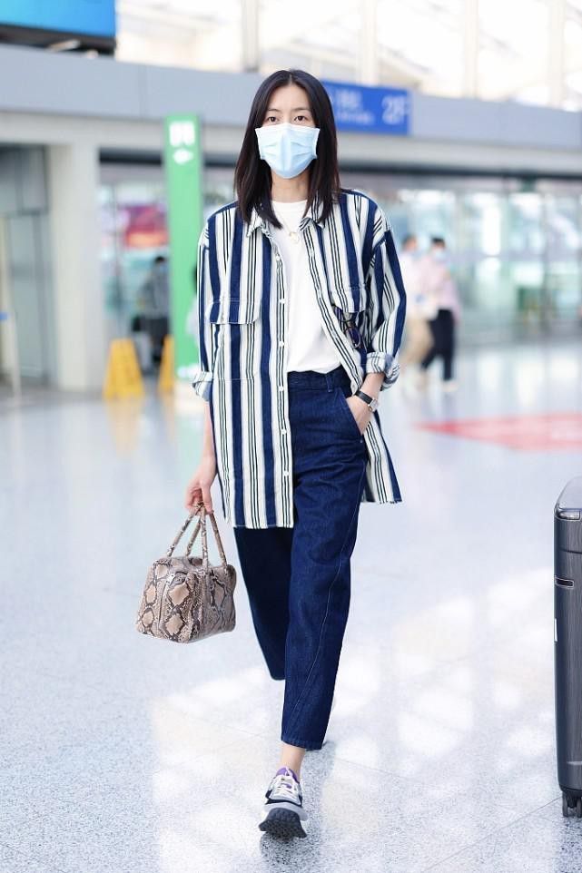 一身|刘雯真是“T台体质”,穿很普通的衬衫加裤子,气质依旧光彩照人