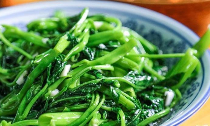炒青菜，别直接下锅！大厨教你2个技巧，青菜翠绿又脆嫩，不出水