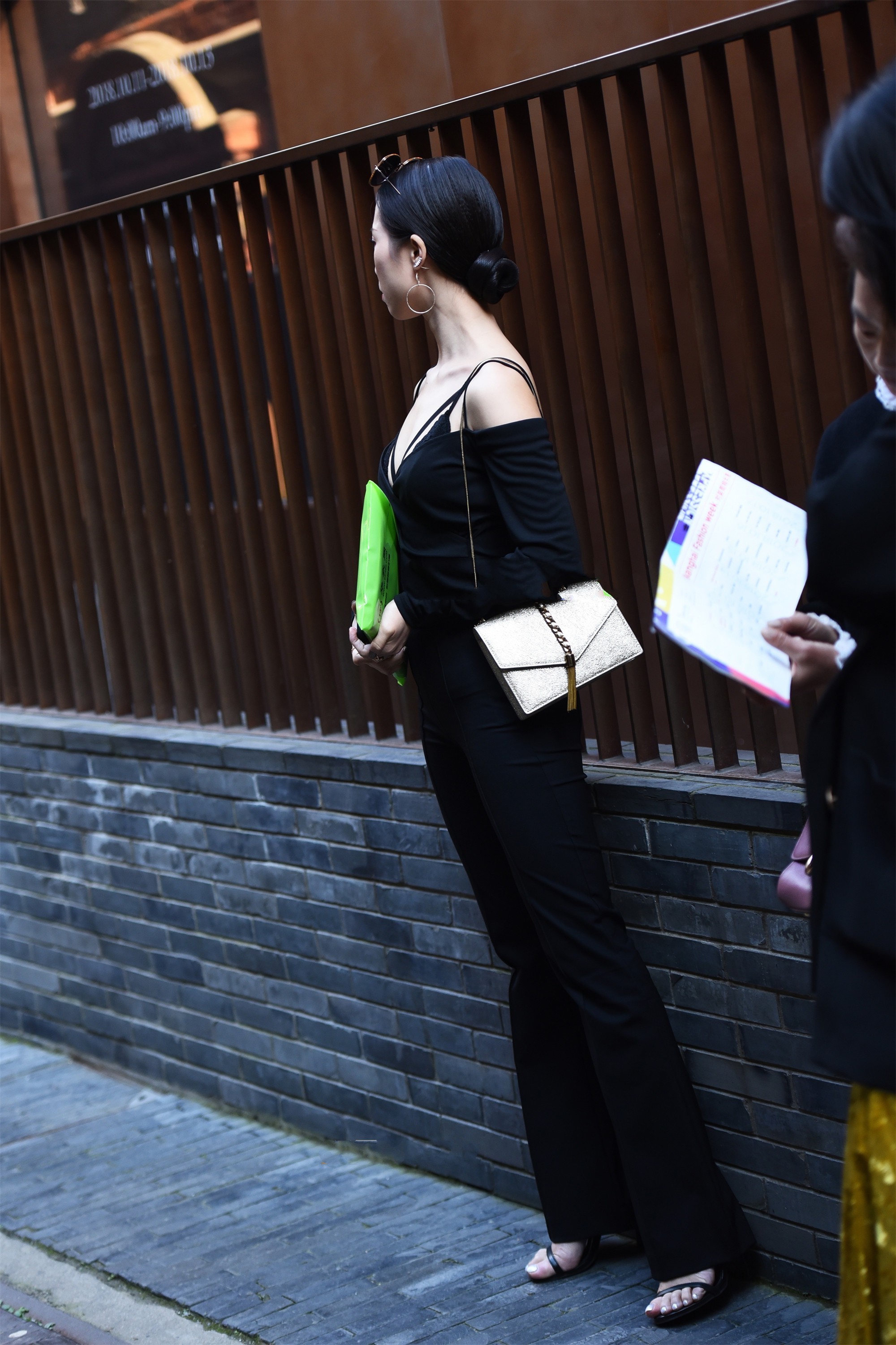 典雅|美女街拍:同色系穿搭,黑色典雅高级,显瘦不低调