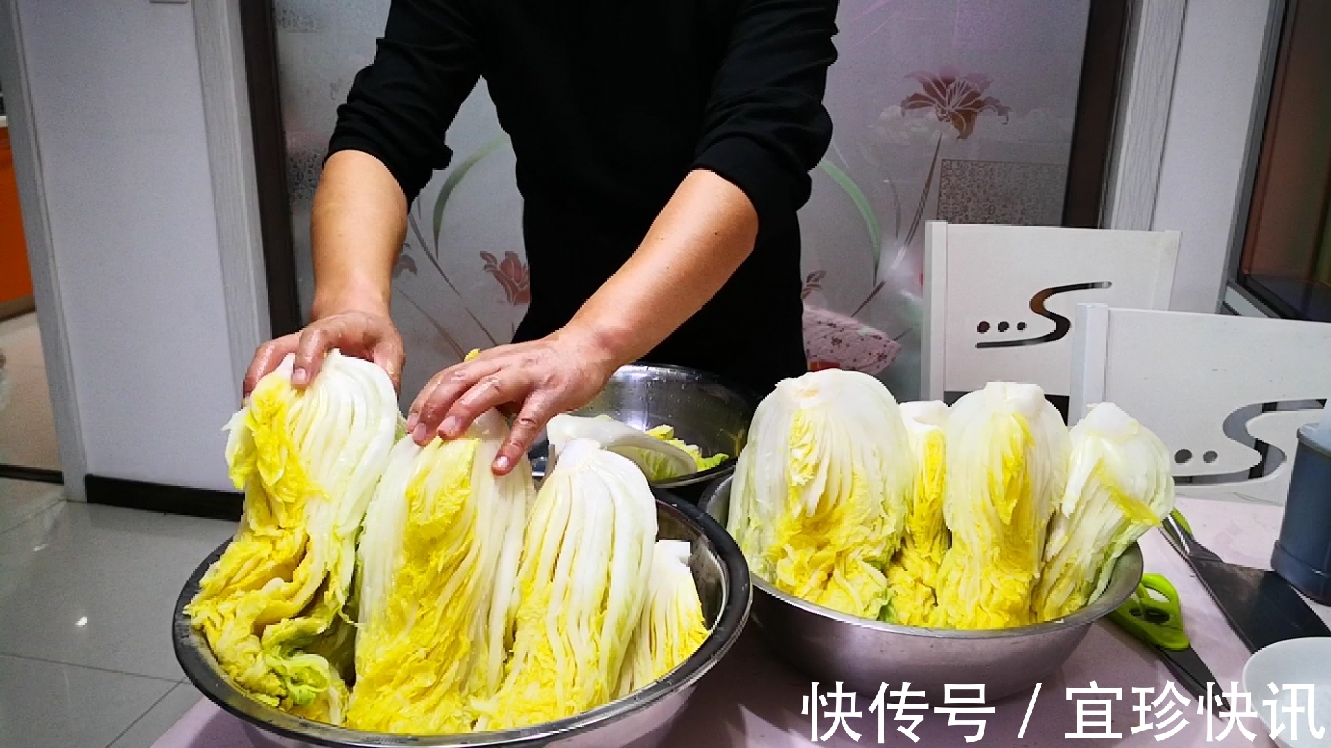 腌酸菜时，最忌直加盐腌，多加1步，酸香味浓郁，放1年都不坏！