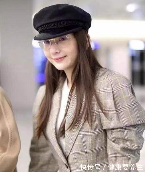 方媛 方媛的衣品也太好了吧，格纹西装搭配骑士靴潇洒帅气，时髦大气！