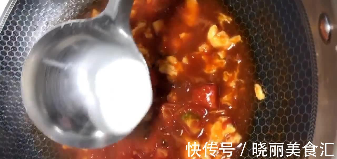 西红柿盖浇面做法，酸甜味美营养丰富，任何时候都不给胃增添负担