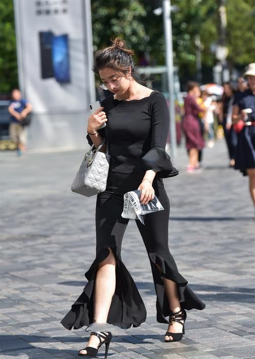 烦恼|一身黑的穿搭，看起来简约又隐秘，省去穿衣搭配的烦恼