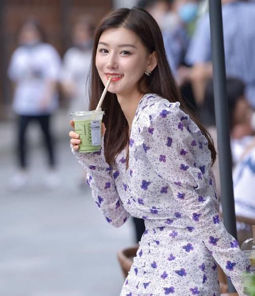 小姐姐穿着一袭花裙子，干净整洁，清新又美丽