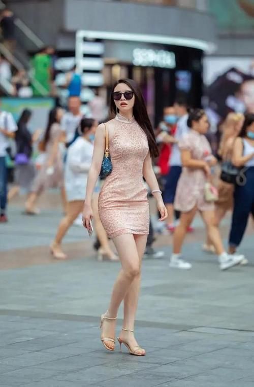 小家碧玉的穿搭，令小姐姐显得尤为典雅端庄，显得娇美！