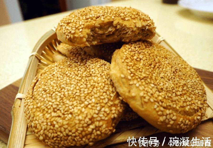 酥脆|想吃烧饼不用买,1碗面粉1碗酱,酥软咸香层次多,一顿10个不够吃
