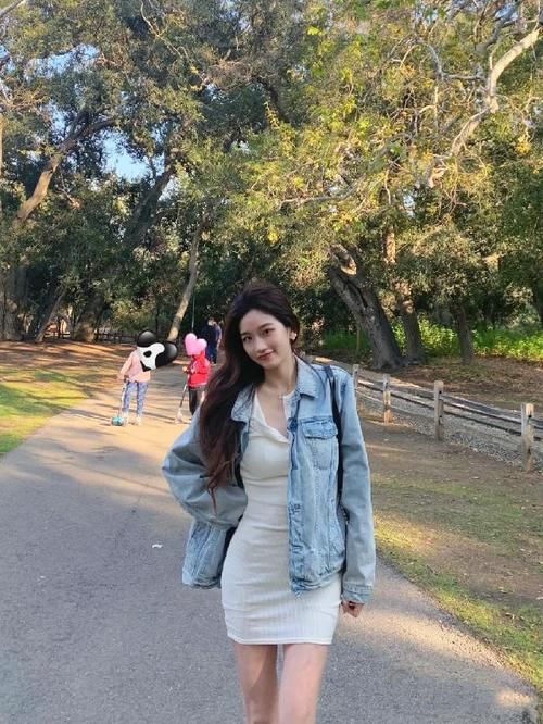 又到了穿裙子的季节,干净白色连衣裙搭配牛仔外套,性感又休闲