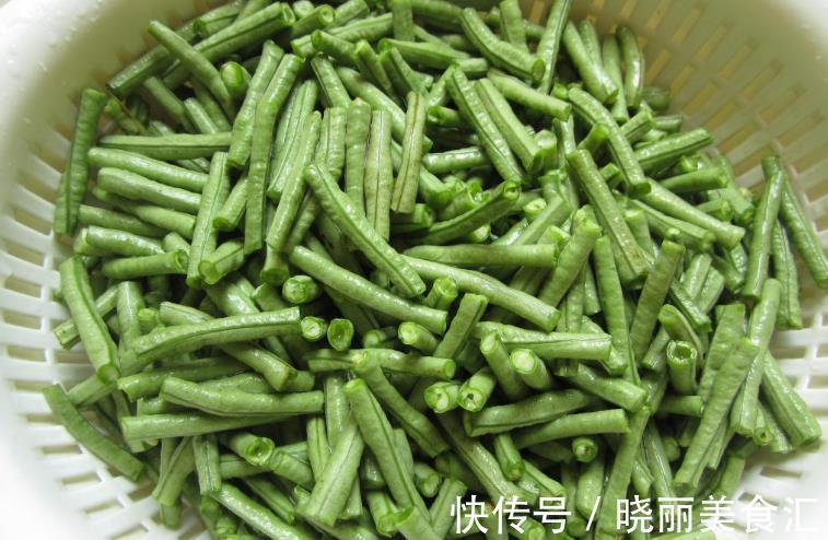 凉拌豆角|做凉拌豆角，记住两个技巧，豆角更翠绿更脆嫩，比炒豆角都好吃