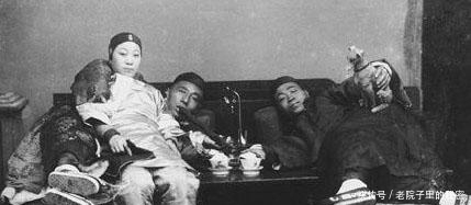 晚清鸦片历史老照片|晚清抽鸦片老照片,没想到吸食鸦片后是这样,图5看了让人想骂人