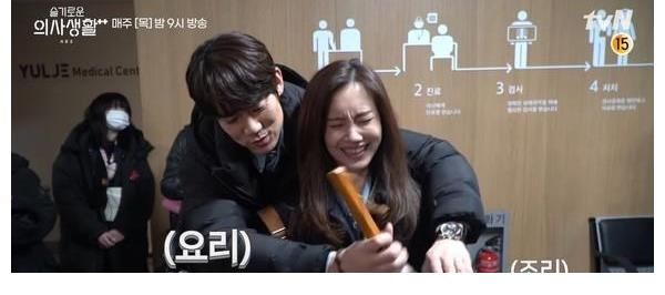 冬天花园cp 私下好甜 柳演锡抱申铉彬像小学生玩她头发 快资讯