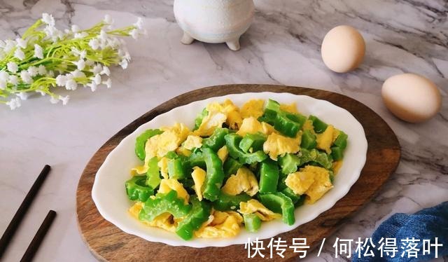 炒制|苦瓜跟鸡蛋一起炒,不苦还下饭,营养又美味!