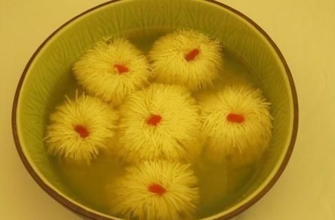 日本厨师炫刀工，将豆腐切成菊花，中国大厨笑道不过是雕虫小技