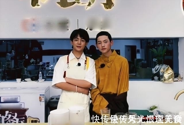 共同受邀出演《中餐厅5》,丁真与弟弟合照曝光!颜值引发热议