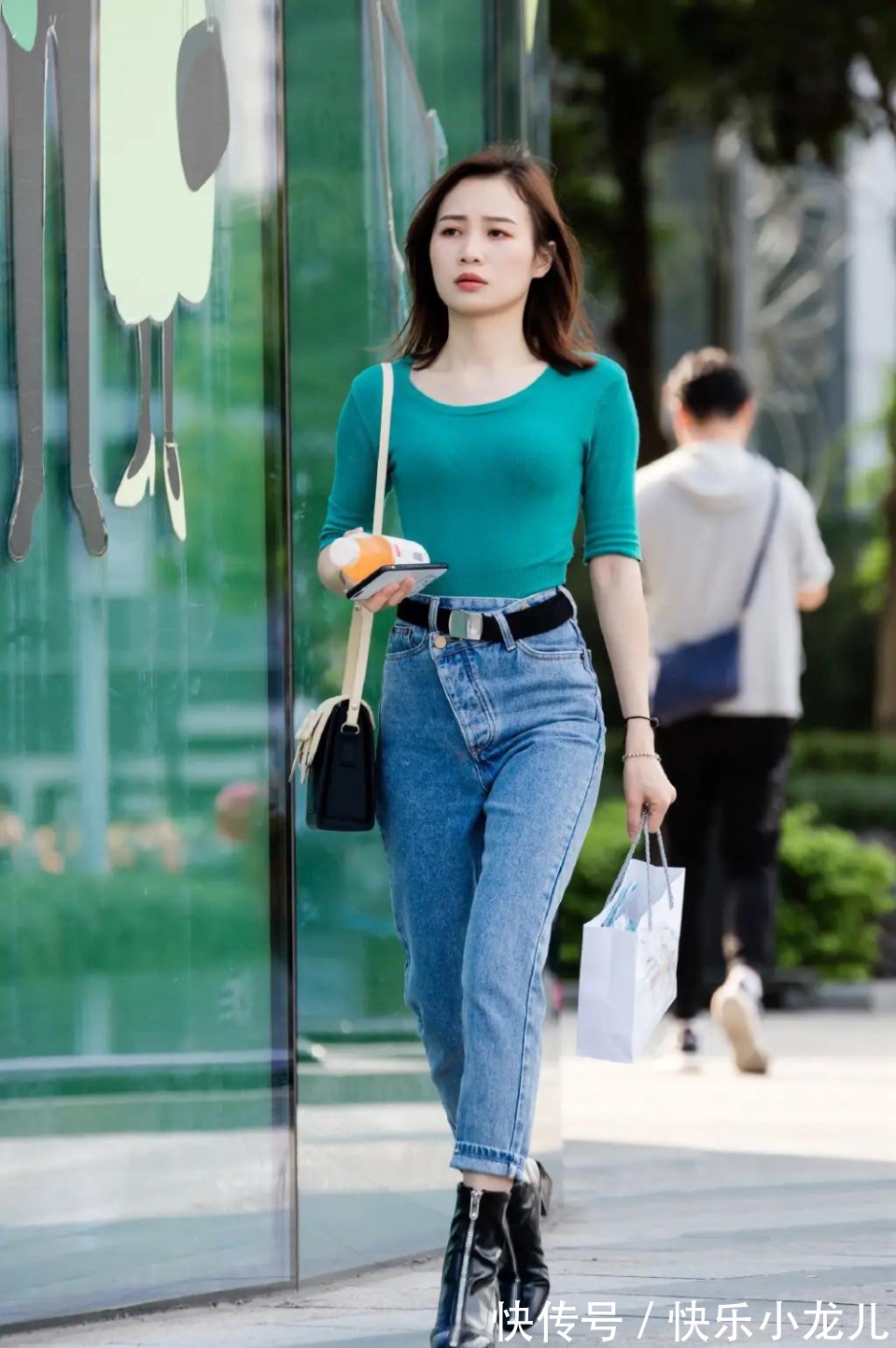 牛仔裤 绿色的打底衫配上蓝色的直筒牛仔裤,穿出简约又潇洒的美