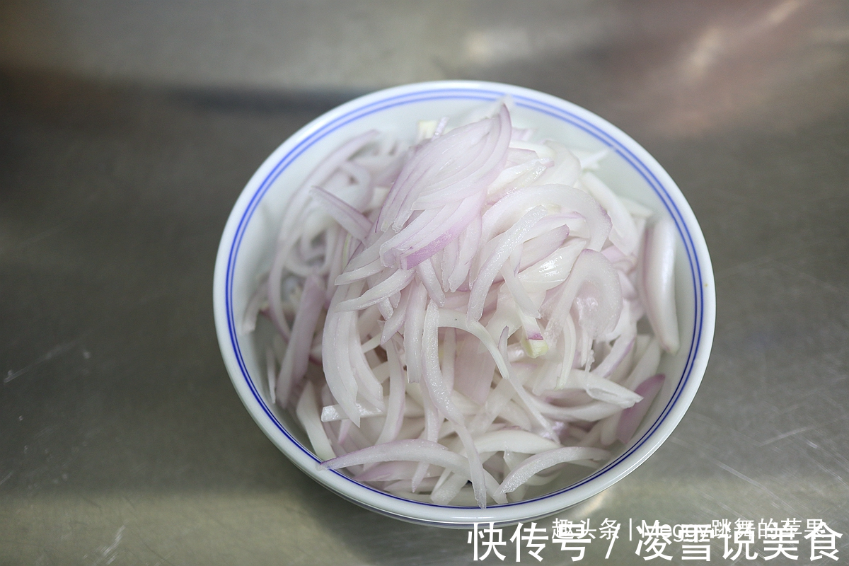 早餐就爱吃碗羊肉拌面,不到10分钟吃上了,解馋补元气真带劲