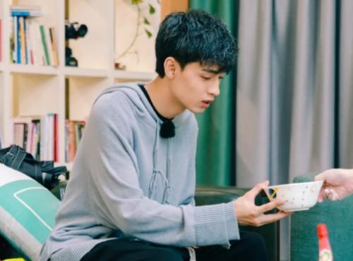 周九良 秦霄贤变“白马王子”,牵马时手放位置太抢镜,和白冰戴同款墨镜引争议