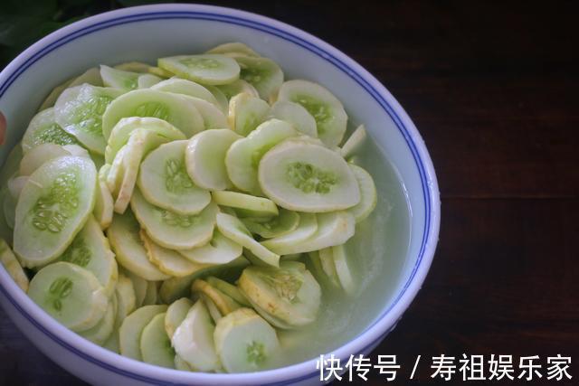夏天把黄瓜冷冻起来，留到冬天炒肉吃，特别香，我每年都做