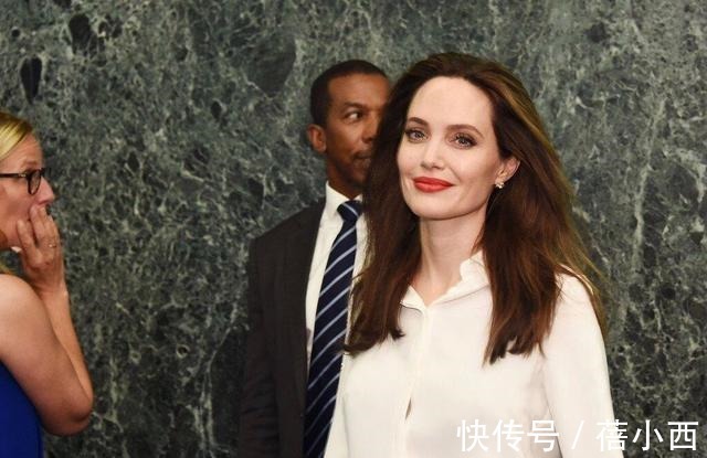 安吉丽娜·朱莉|安吉丽娜·朱莉气质无敌了,穿白衬衫+大地色包臀裙,高级又优雅