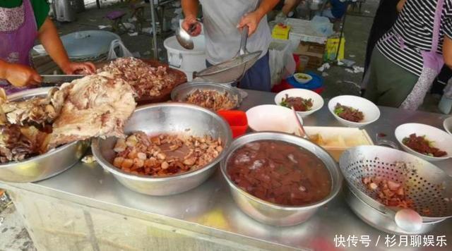 摆摊|六旬老夫妻摆摊卖小吃,20元一碗没人嫌贵,老顾客就认这个味!