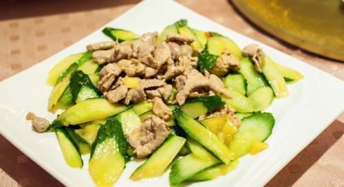 忠告：炒猪肉不能放此物，吃了就是没病找病，却很多人不清楚！