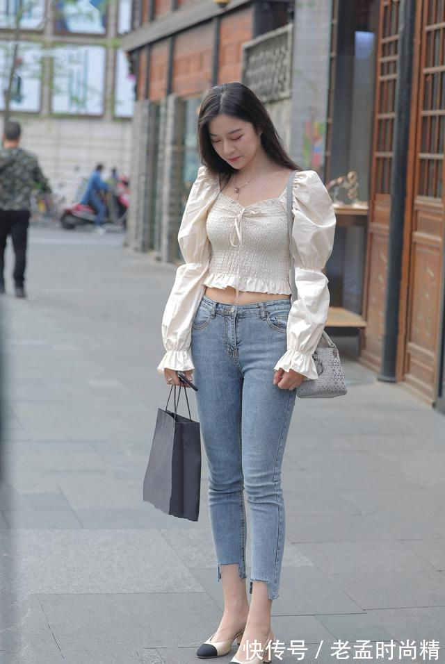 牛仔裤|街拍,美女穿着一件很简单的裹胸,看着很是迷人