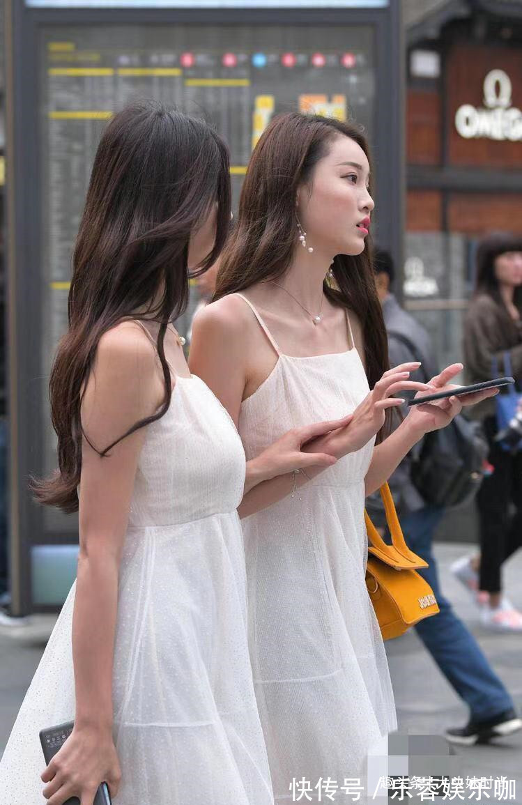 小姐姐 闺蜜装穿出一对姐妹花,白色薄纱连衣裙搭配高跟鞋,回头率极高
