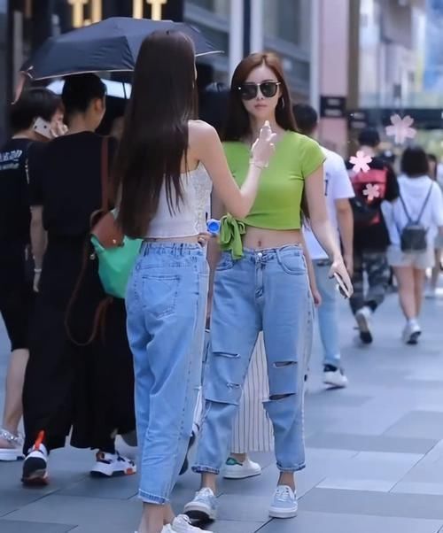 衣服|双胞胎姐妹花穿同款牛仔裤,她却因“小心机”换了件衣服,赢了