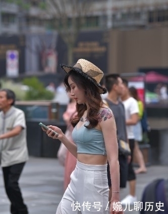 她如此有个性,能被她看上的服装组合,一定非同寻常