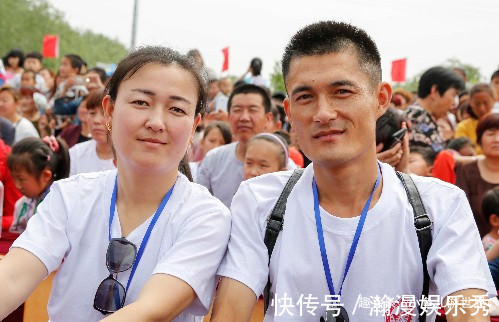 生双胞胎|30多对双胞胎相聚农村景区，还有一四胞胎，看看他们长得像么